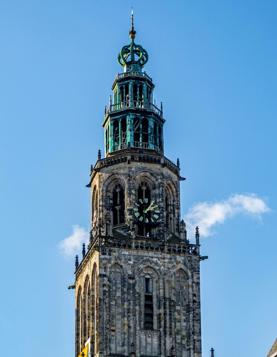 De Martinitoren in Groningen tegen een blauwe lucht